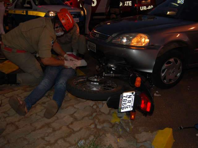  Acidente entre carro e moto na Afonso Pena deixa motociclista ferida