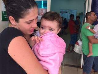 Magna Souza com a filha após consulta com pediatra nesta tarde. Espera de  6 horas. (Foto: Anahi Gurgel)