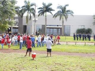 Sem-terra em frente ao local onde ocorre assembleia de credores da São Fernando (Foto: Helio de Freitas)