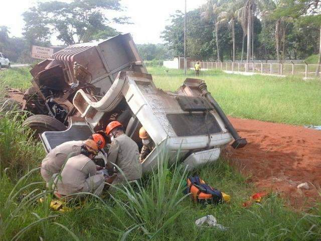 Motorista perde o controle da direção e capota caminhão carregado de areia