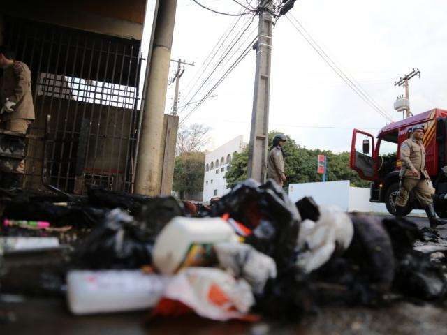 Inc&ecirc;ndio atinge pr&eacute;dio abandonado e assusta moradores na Santa Dorotheia