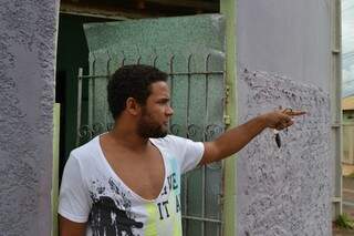 Antoniel reclamou da falta de estrutura do bairro (Foto: Simão Nogueira)