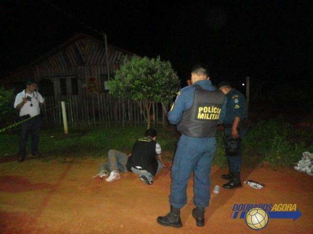 Jovem paraguaio &eacute; morto com 16 facadas em Deod&aacute;polis