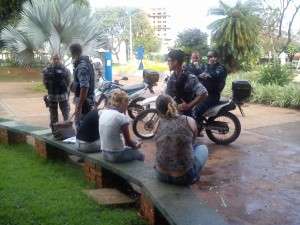 Mulheres s&atilde;o presas usando fotos de crian&ccedil;as com c&acirc;ncer para pedir dinheiro