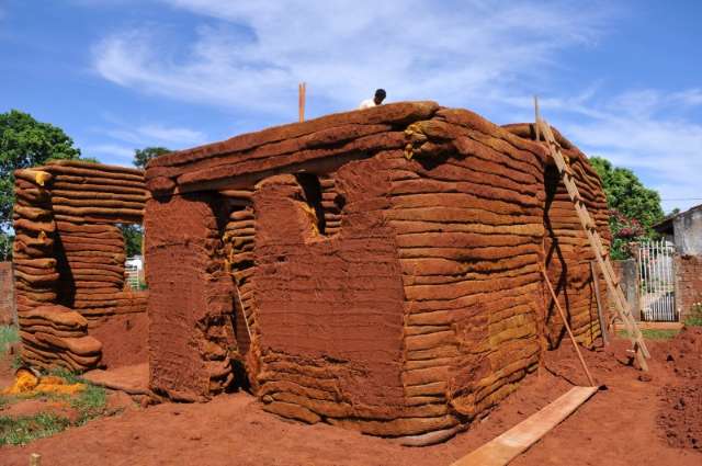 No Tiradentes, casa &eacute; levantada s&oacute; com barro para cortar custo e ajudar natureza