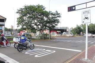Placa ao lado indica a faixa de cerca de 5 metros reservada para motos. (Foto: Marcos Ermínio)