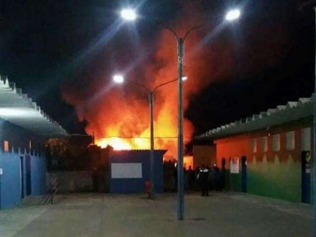 Equipes se unem para apagar inc&ecirc;ndio que amea&ccedil;a resid&ecirc;ncias de munic&iacute;pio