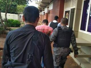 Jeferson foi levado para a 1ª Delegacia de Polícia de Dourados para cumprimento de mandado de prisão (Foto: Adilson Domingos)