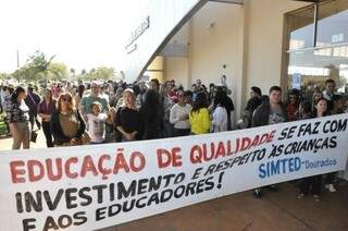 Após rejeitarem a proposta da prefeitura, professores protestaram em frente ao pavilhão de eventos do órgão. (Foto: Hedio Fazan/Dourados Agora)