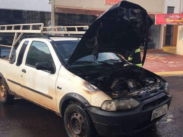  Picape pega fogo no Centro e assusta motorista que seguia para o trabalho 