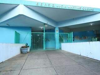 Escola Estadual Lúcia Martins Coelho fechada. (Foto: André Bittar)