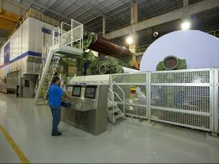 Primeira fábrica construída pela International Paper fora dos EUA produz duas resmas por segundo.