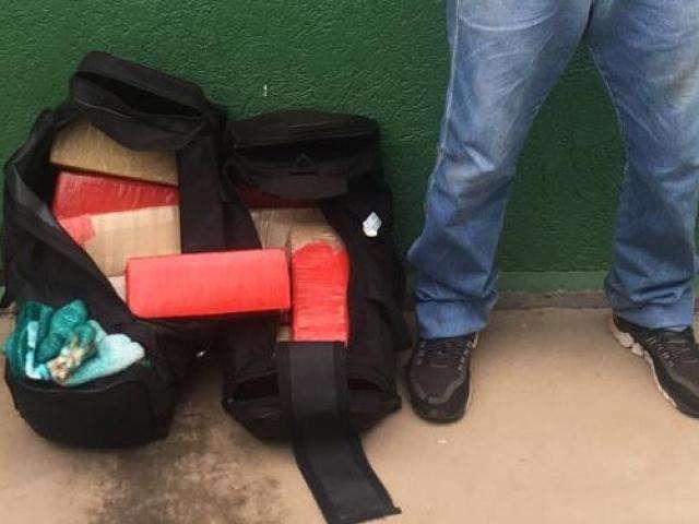 Jovem de 18 anos &eacute; preso em &ocirc;nibus com maconha que venderia em SC