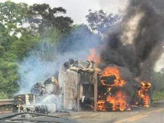 Carreta que tombou em acidente foi destruída pelo fogo (Foto: O Correio News) 