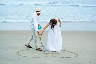 Ele usava chinelos, ela rasteirinha e juntos disseram sim com o pé na areia.