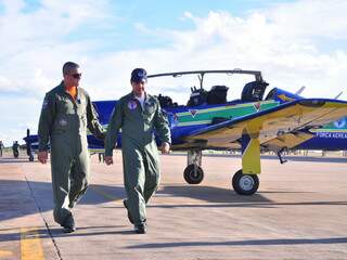 A Esquadrilha chegou a Campo Grande, mas já levanta voo em direção à Bolívia, onde fará demonstração em Santa Cruz de La Sierra. (Foto: João Garrigó)