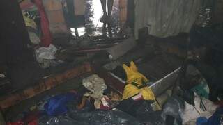 Móveis e roupas ficaram destruídos (Foto: Divulgação Bombeiros)