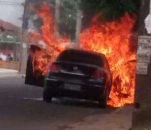 Carro fica com a frente destru&iacute;da ao pegar fogo na Marqu&ecirc;s de Lavradio 