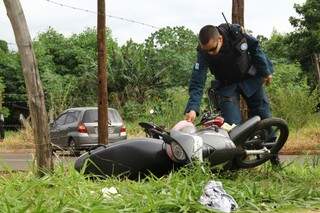 Moto e vítima foram parar a 15 metros do local da colisão. (Foto: Marcos Ermínio)