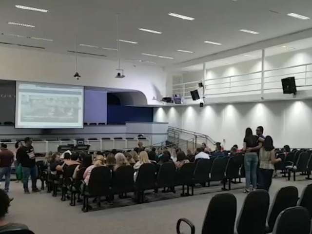 Vereadores, prefeitura e professores discutem na C&acirc;mara elei&ccedil;&atilde;o a diretor
