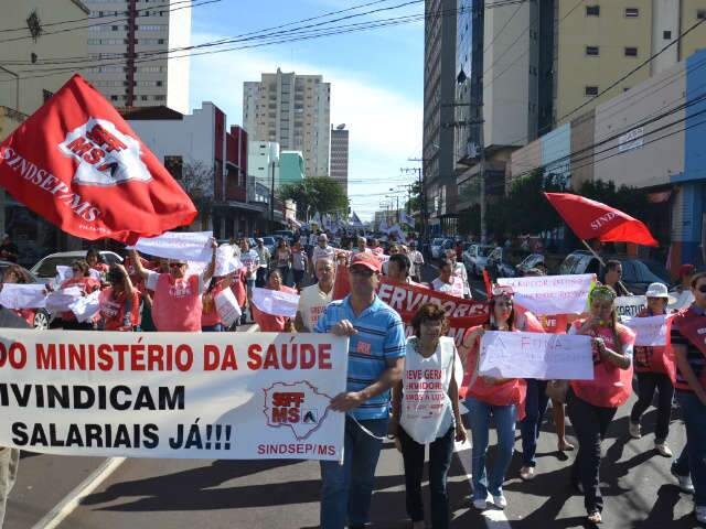  Passeata leva para rua den&uacute;ncia de sucateamento dos &oacute;rg&atilde;os federais 
