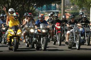 Desfile de motos nas ruas: mais de 33 mil unidades vendidas só no ano passado em MS. (Foto: Arquivo)