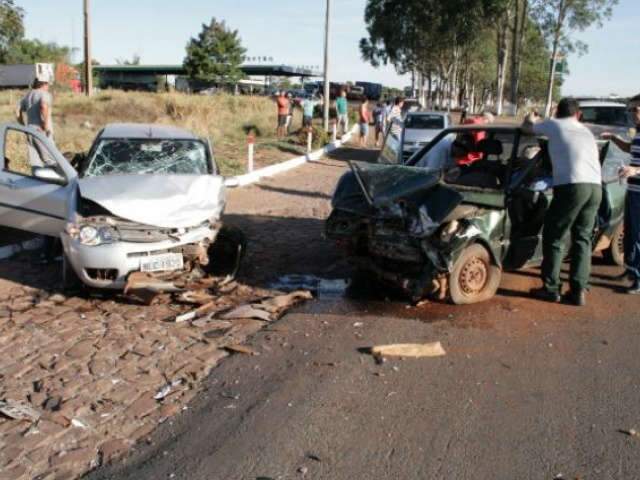  Passageiro fica preso &agrave;s ferragens e acidente de Jaraguari tem duas v&iacute;timas