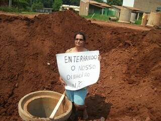 Costureira entrou no buraco para impedir que trabalhadores o tampasse em terminar a obra. (Foto: Guilherme Pereira)
