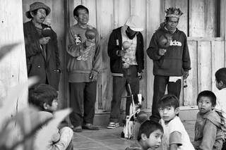 Grupo de crianças olha os mais velhos durante cânticos tradicionais. (Foto: Marcos Ermínio)