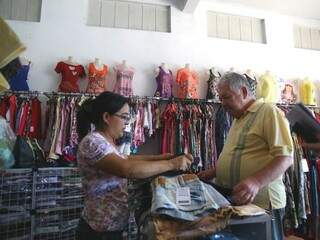 Odília Lucas, que tem loja na Vila Ipiranga, aposta em clientes que procuram presente na última hora (Foto: Fernando Antunes)