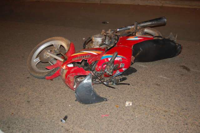  Motociclista morre em acidente envolvendo 3 ve&iacute;culos