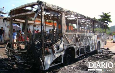 Após ônibus pegar fogo, prefeitura de Corumbá vai abrir nova licitação