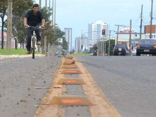 Ciclista trafega por ciclovia na saída para Cuiabá, que tem quase 5 quilômetros. (Foto: Minamar Junior)