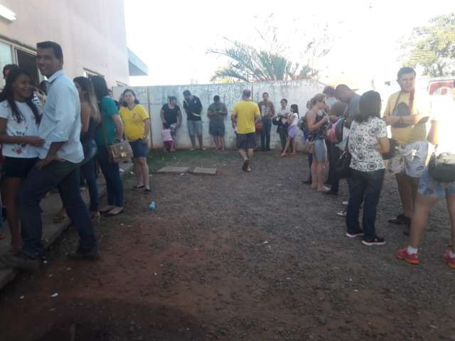 Popula&ccedil;&atilde;o faz fila para ser vacinada, mas doses acabam r&aacute;pido