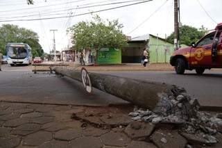 Poste derrubado interrompeu o trânsito na avenida Filinto Muller. (Foto: Kísie Ainoã)