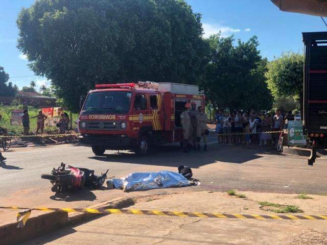 Motociclista morre atropelado por caminh&atilde;o em avenida 