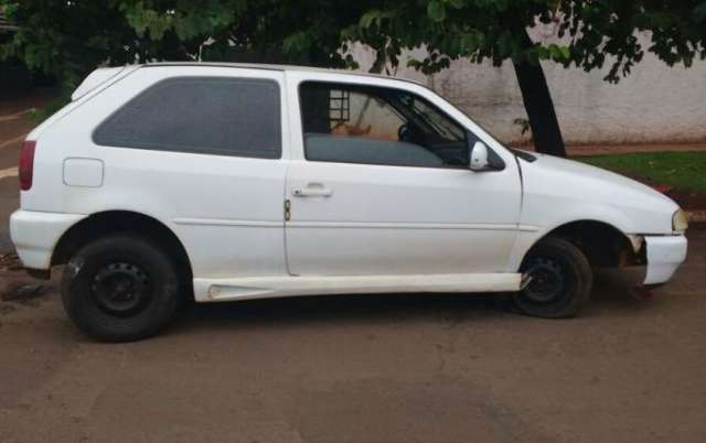 Bandidos furtam carro, tentam roubar pedestre mas batem ve&iacute;culo e fogem