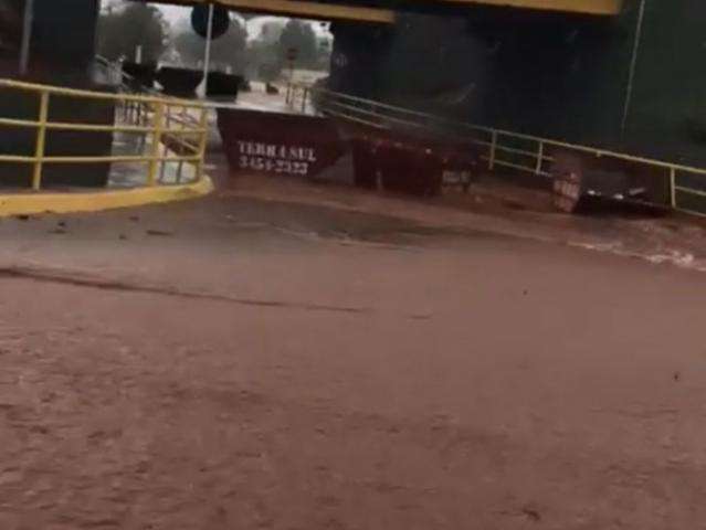 Temporal de meia hora transborda rio e alaga ruas de munic&iacute;pio no interior 