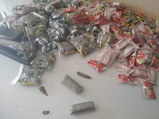 Balas e drogas foram encontradas com suspeito na frente de escola estadual (Foto: Divulgação)