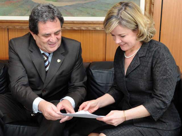  Ministra Gleisi promete empenho para liberar recursos a MS