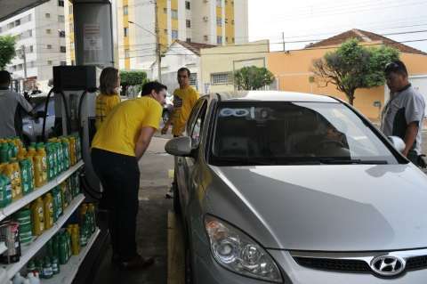 Motoristas enfrentam 10h na fila para abastecer com gasolina a R$ 1,99 