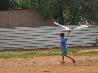 Criança brinca no campinho ao lado da obra que vai abrigar o Centro de Artes e Esporte. (Foto: Alcides Neto)