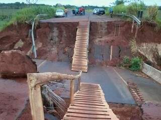Hoje, ponte improvisada liga moradores da região de Naviraí ao Paraná. (Foto: Direto das Ruas)