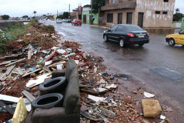 Chuva Arrasta Lixo E At Sof Encontrado S Margens De C Rrego Capital Campo Grande News