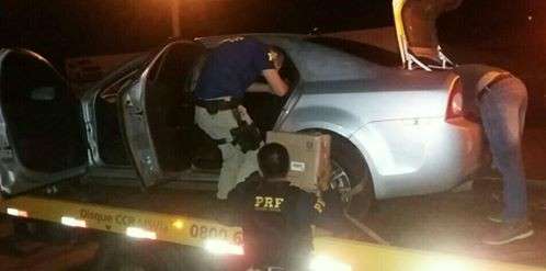 Ap&oacute;s sair da pista, carro &eacute; abandonado com maconha avaliada em R$ 300 mil