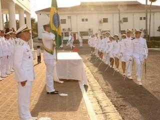 Guardas-Marinha desfilam em continência à Bandeira, em Ladário (Foto: divulgação/Marinha do Brasil) 