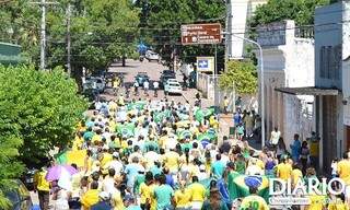 Manifestantes percorreram principais ruas da cidade. (Foto: Ricardo Albertoni/Diário Corumbaense)