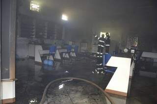 Loja ficou danificada. Bombeiros utilizaram 500 litros de água. (Fotos: Simão Nogueira)