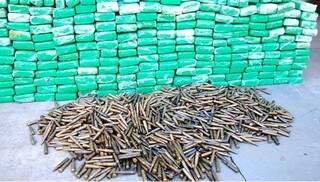 Mais de 1.400 munições para fuzil foram apreendidas. (Foto: Da Hora Bataguassu/Divulgação)