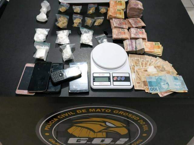 Flagrado com foragido da justi&ccedil;a, traficante &eacute; preso com drogas e quase R$ 5 mil